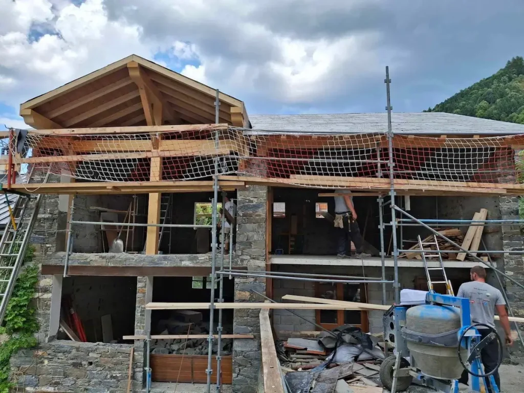 Chalet La Grange roof construction in progress