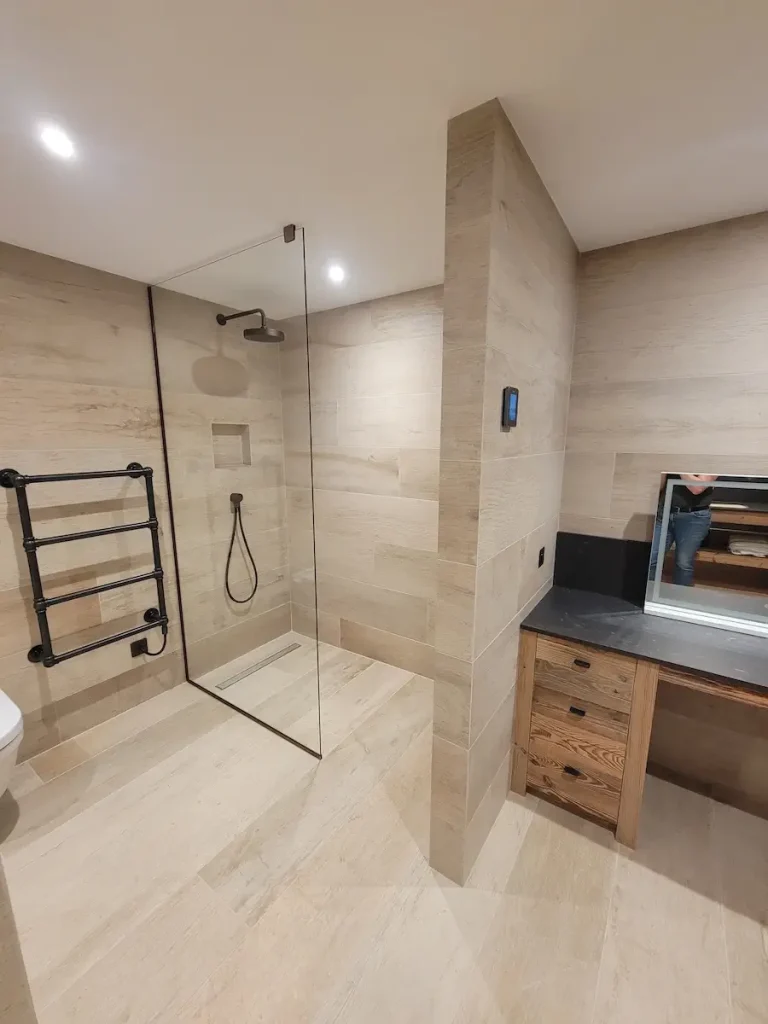 Walk-in shower at Chalet La Rochette