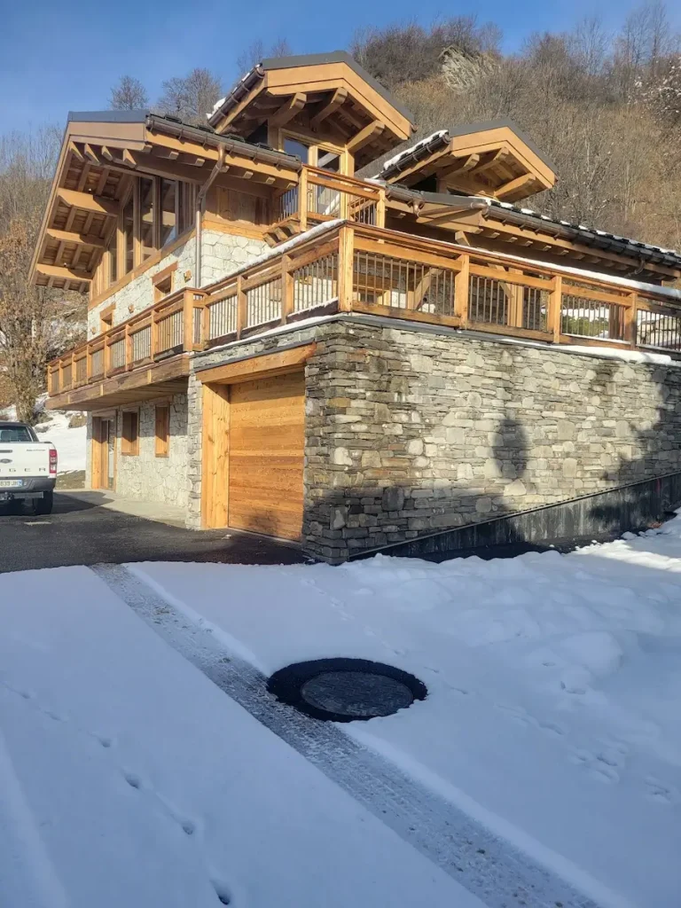 Chalet La Rochette exterior in winter